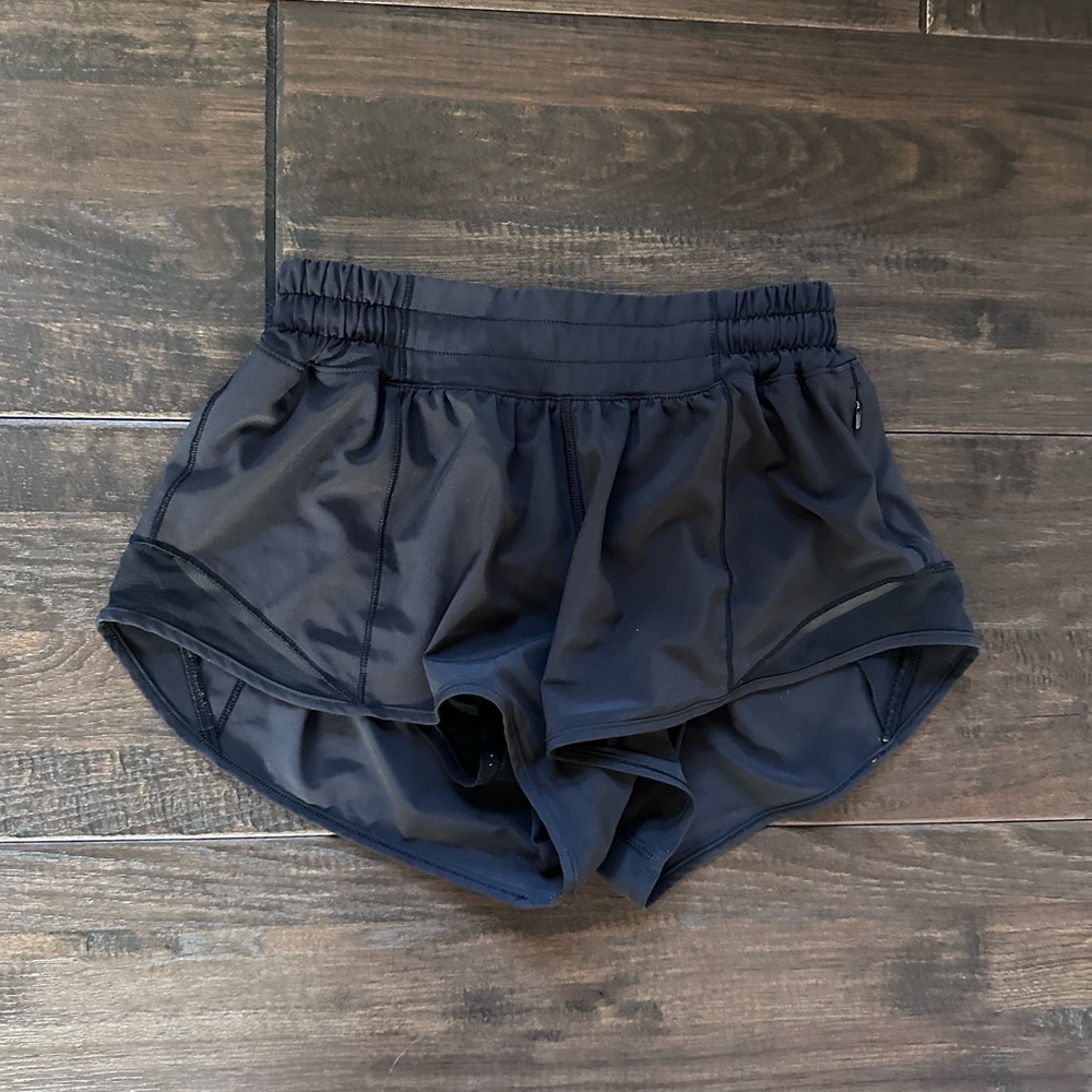 black lululemon hotty hot shorts (2.5”)